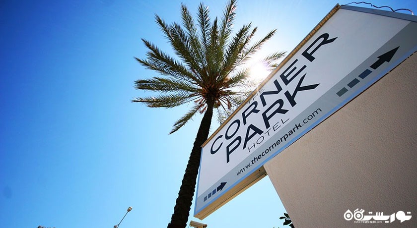 نمایی از تابلوی ورودی هتل